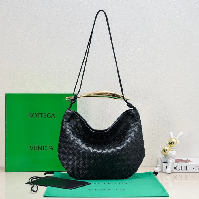Original leather, batch 2060, the old-money style BV Sardine large size has been shipped🔥 Nowadays, many fashionable, rich and tasteful Jimei people are carrying the same bag invariably. It’s Bottega Veneta Sardine! Because this BV Sardine bag is so beautiful and high-end! The arc-shaped intrecciato woven bag body, paired with metal sardine handles, looks like a work of art, allowing people to ponder and appreciate it. Currently Sardine has launched three sizes for everyone to choose from. This is the largest size🉑️hand-held🉑️armpit🉑️single shoulder🉑️crossbody. It is a very high-quality and relatively niche treasure model. It will be very special when you carry it when you go out. It allows you to have the freedom of carrying a bag. Sisters go crazy. Style number: 7468-1# Size: 39*31*12cm